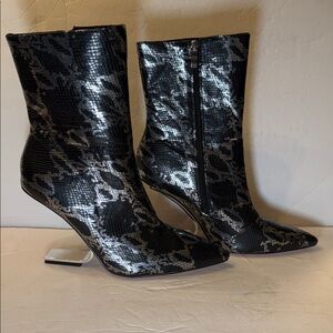 NWOB Ninety Union Princess Black and Gray Ankle Boots size 11